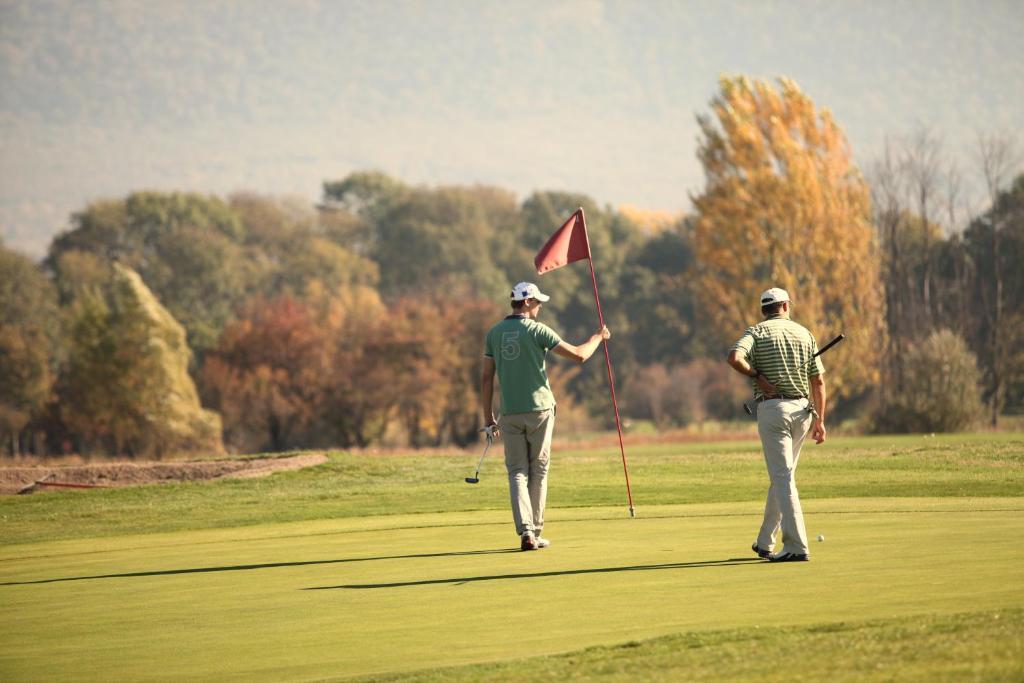 Old Lake Golf Hotel タタ エクステリア 写真