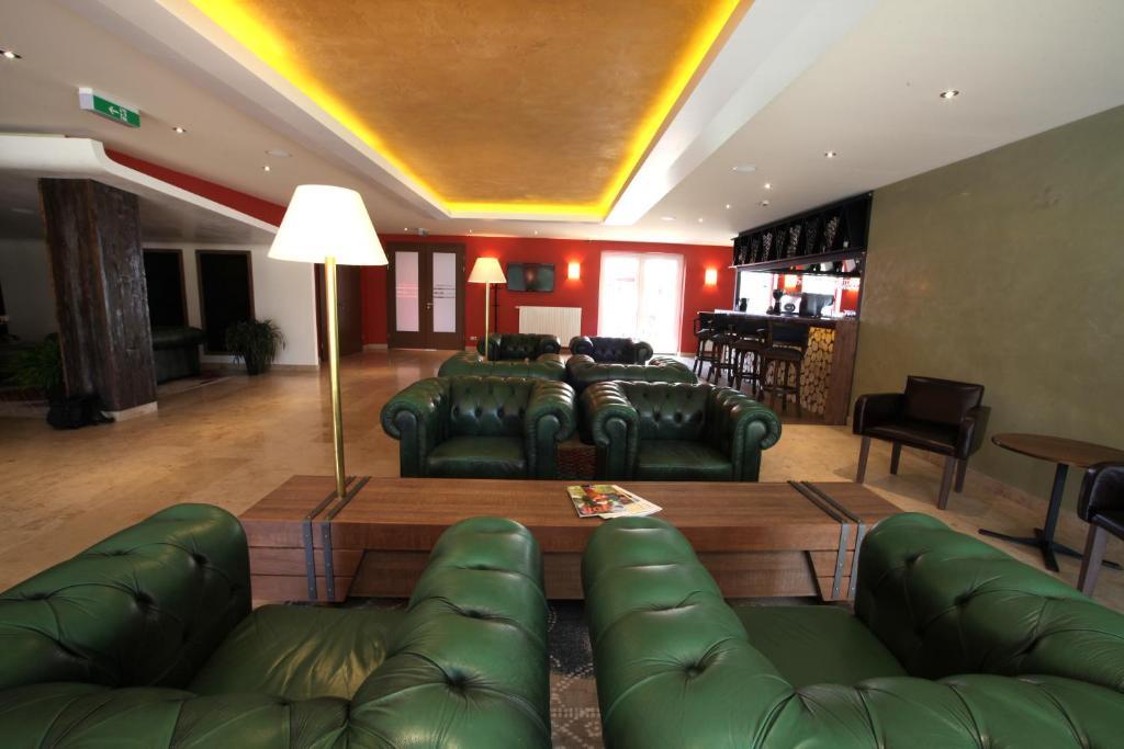 Old Lake Golf Hotel タタ エクステリア 写真